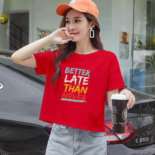 Ženska majica s raznim aplikacijama i okruglim izrezom