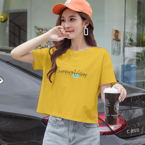 Ženska majica s raznim aplikacijama i okruglim izrezom