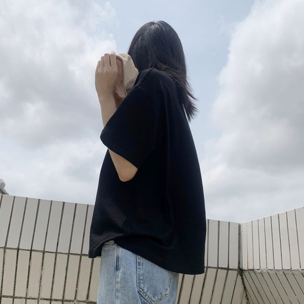 Novi model obične ženske bluze sa kratkim rukavima i ovalnim izrezom