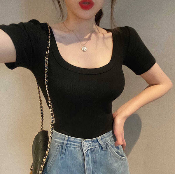 Ženska majica s dubokim dekolteom i kratkim rukavima