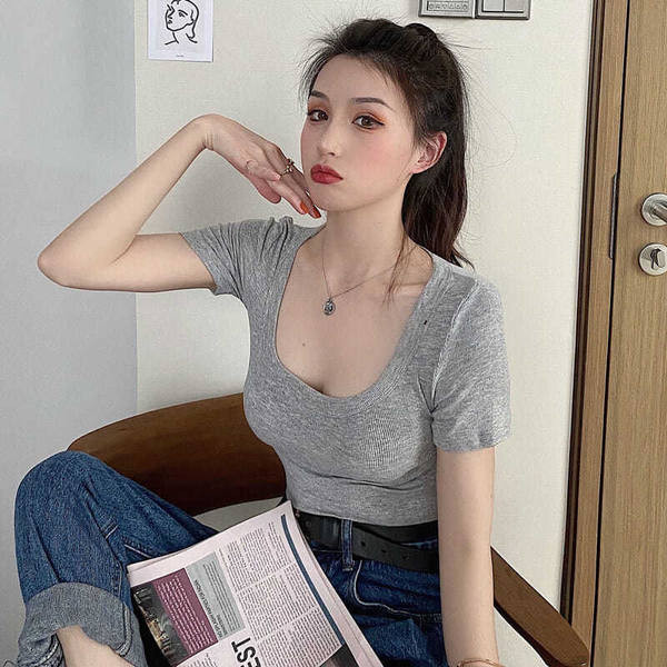 Ženska majica s dubokim dekolteom i kratkim rukavima