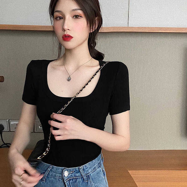 Ženska majica s dubokim dekolteom i kratkim rukavima