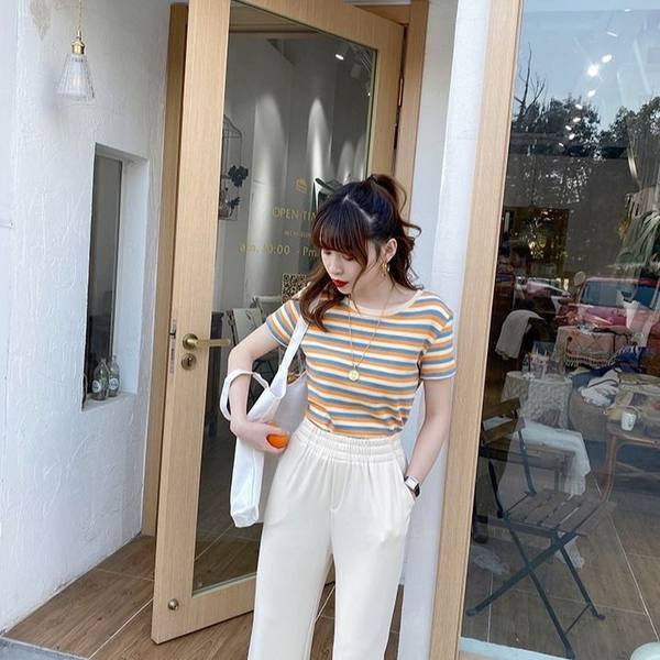 Prugasta ženska bluza kratkih rukava i ovalnog dekoltea