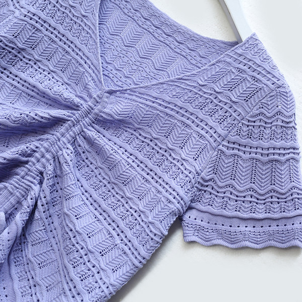 Ženski crop top od tankog pletiva s vezicama