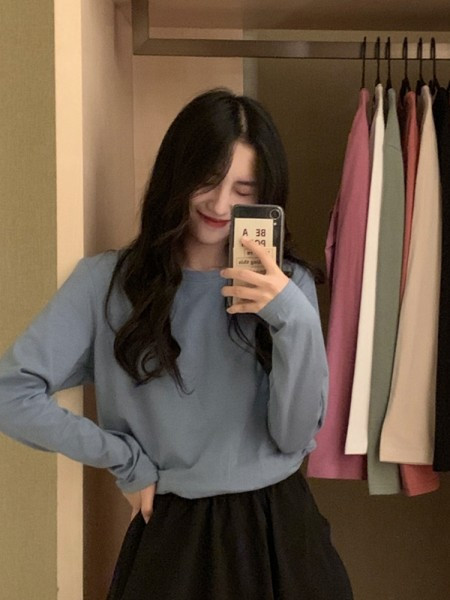 Jednobojna ženska bluza dugih rukava i okruglog dekoltea