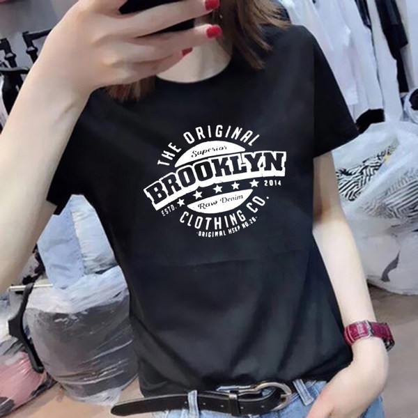 Novi model ženske majice s okruglim izrezom i printom u više boja