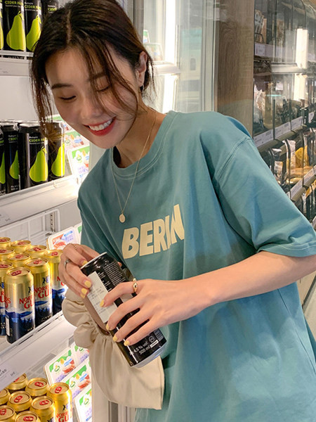 Ležerna majica s natpisom i kratkim rukavima