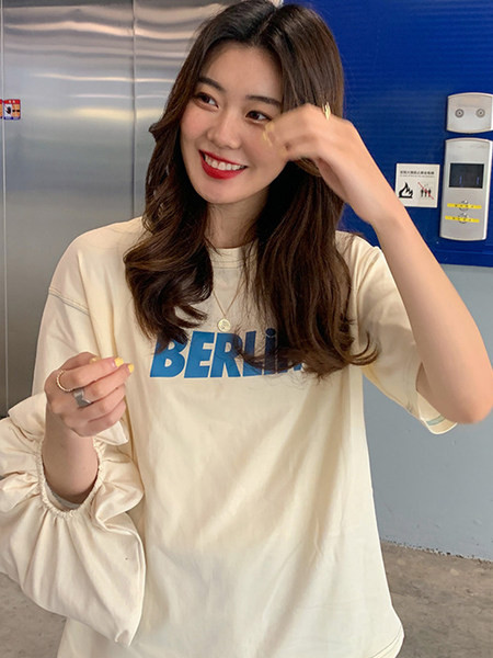 Ležerna majica s natpisom i kratkim rukavima