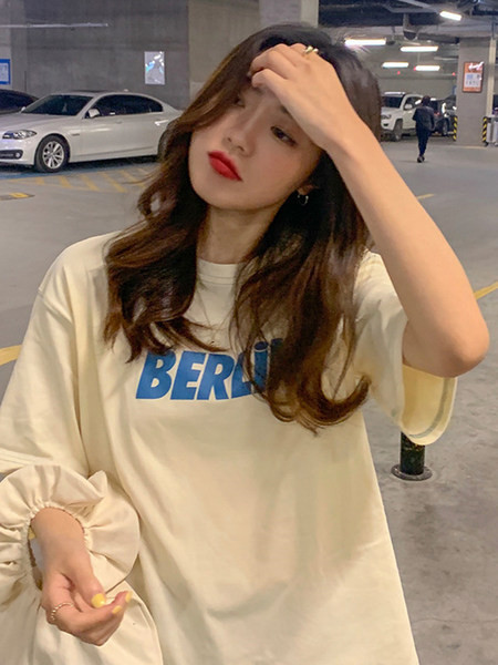 Ležerna majica s natpisom i kratkim rukavima