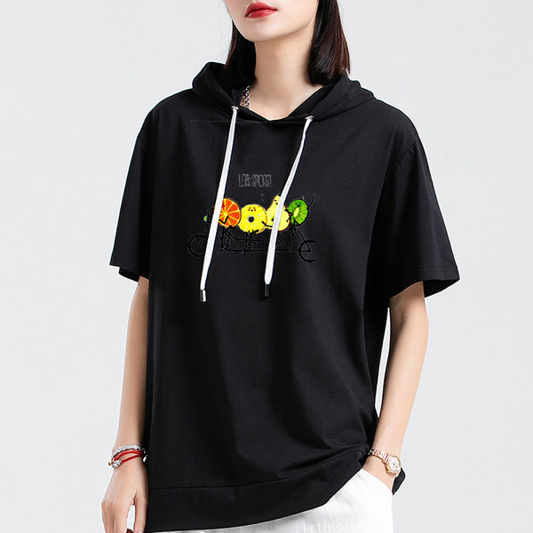 Sportisks ikdienas sieviešu t-krekls ar apdruku un kapuci