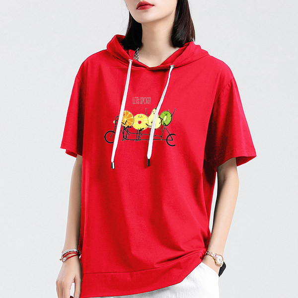 Sportisks ikdienas sieviešu t-krekls ar apdruku un kapuci