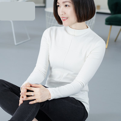 Proljetna bluza s visokim ovratnikom i dugim rukavima