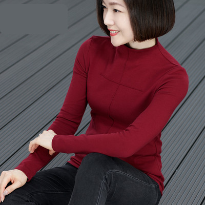 Proljetna bluza s visokim ovratnikom i dugim rukavima