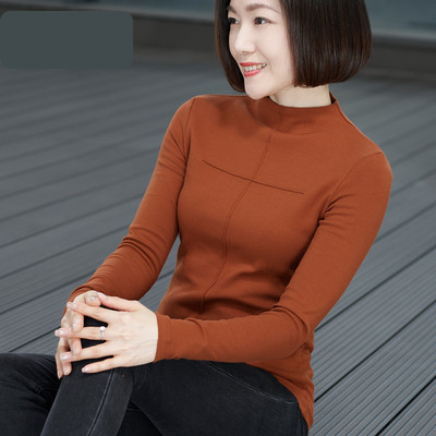 Proljetna bluza s visokim ovratnikom i dugim rukavima