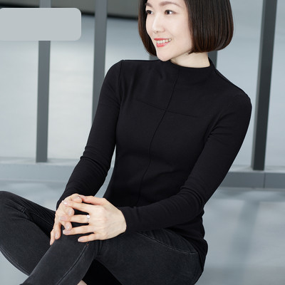 Proljetna bluza s visokim ovratnikom i dugim rukavima