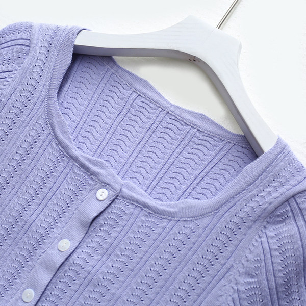 Novi model ženskog crop topa s gumbima i ovalnim izrezom