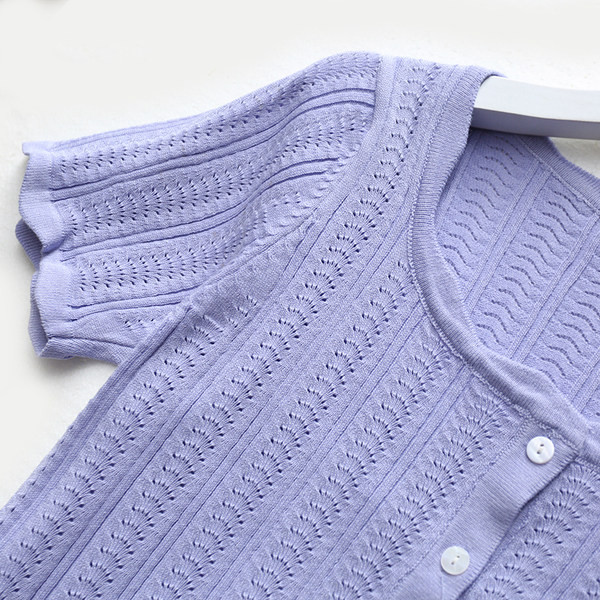 Novi model ženskog crop topa s gumbima i ovalnim izrezom