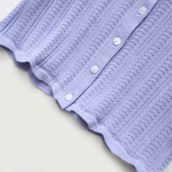 Novi model ženskog crop topa s gumbima i ovalnim izrezom