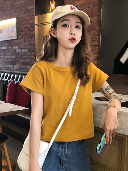 Vienkāršs sieviešu t-krekls ar ovālu kakla izgriezumu un īsām piedurknēm