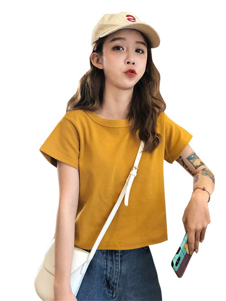 Vienkāršs sieviešu t-krekls ar ovālu kakla izgriezumu un īsām piedurknēm