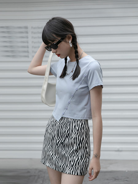 Kratka asimetrična bluza opremljen model