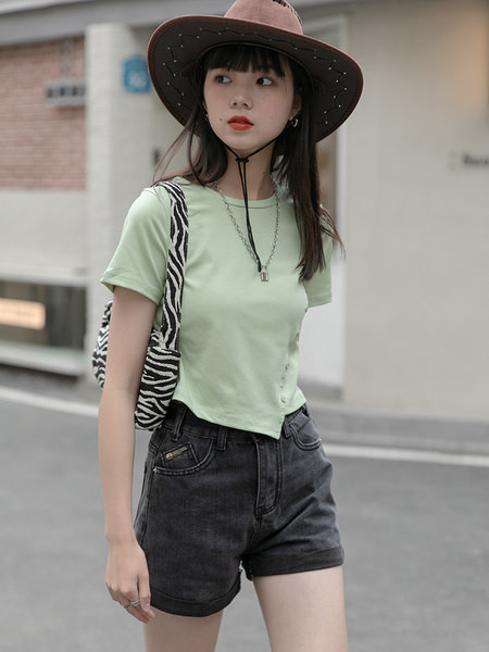 Kratka asimetrična bluza opremljen model