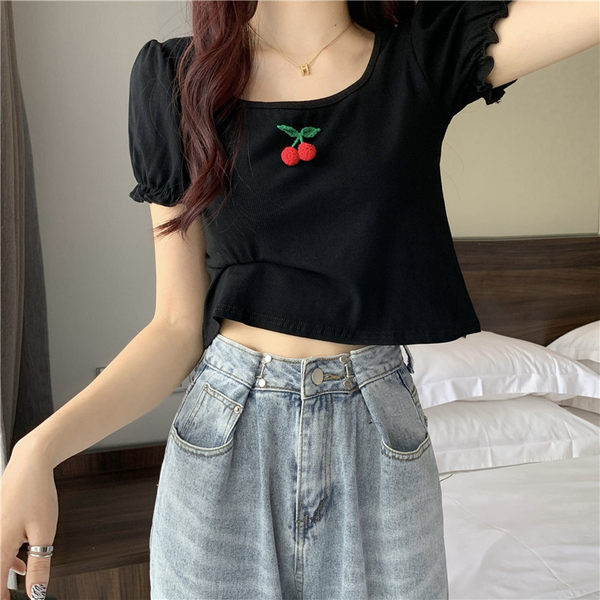 Kratka ležerna bluza s 3D elementom