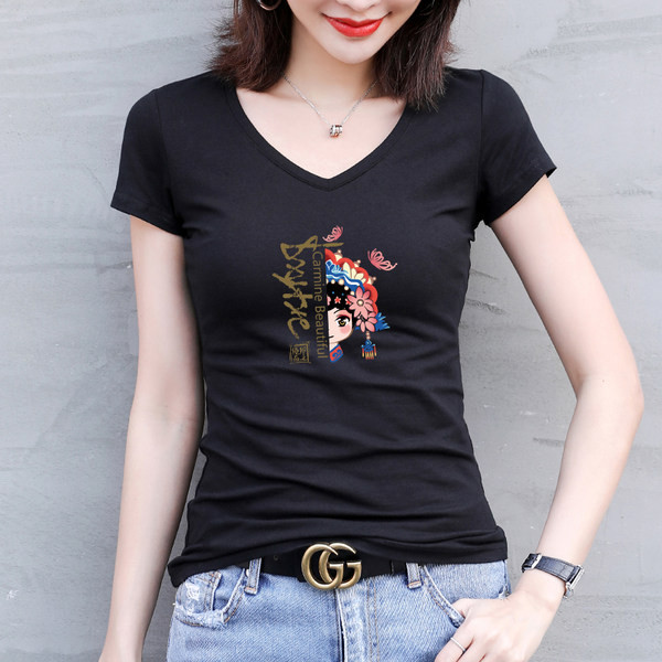 Ženska pripijena bluza sa špic izrezom i printom u boji