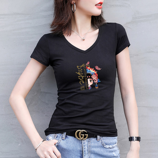 Ženska pripijena bluza sa špic izrezom i printom u boji