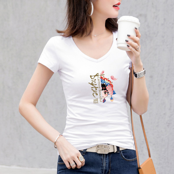 Ženska pripijena bluza sa špic izrezom i printom u boji