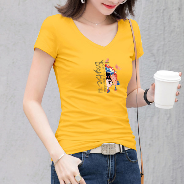 Ženska pripijena bluza sa špic izrezom i printom u boji