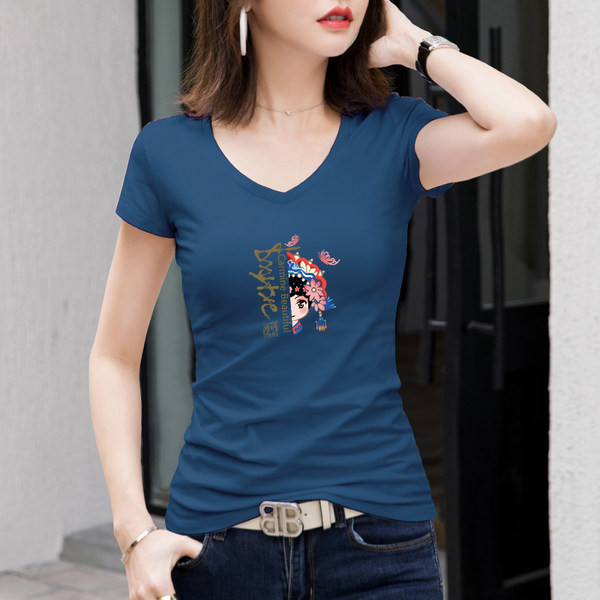 Ženska pripijena bluza sa špic izrezom i printom u boji