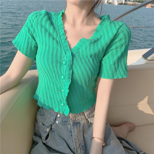 Ženska pripijena bluza s kovrčama i gumbima u obliku cvijeta