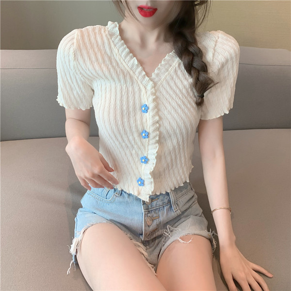 Ženska pripijena bluza s kovrčama i gumbima u obliku cvijeta