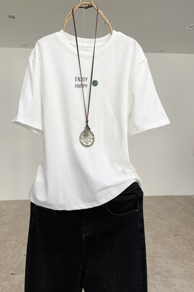 Ženska majica s natpisom i ovalnim izrezom