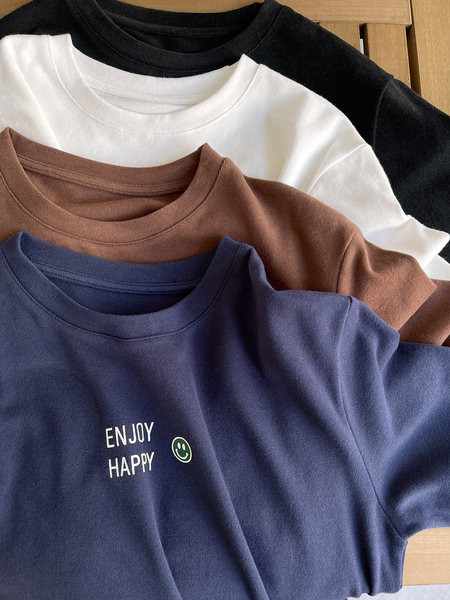 Ženska majica s natpisom i ovalnim izrezom