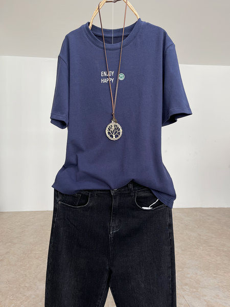 Ženska majica s natpisom i ovalnim izrezom