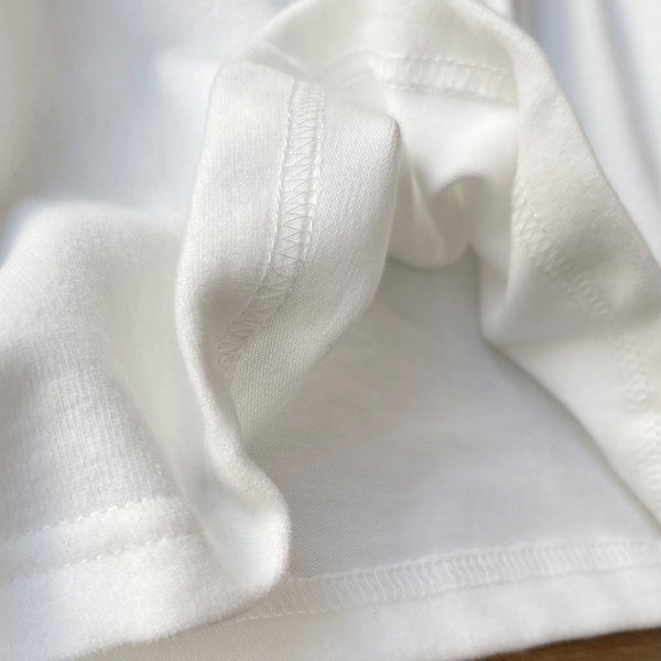 Ženska majica s natpisom i ovalnim izrezom