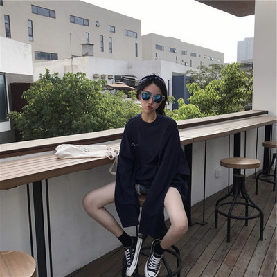 Ležerna ženska bluza sa natpisima i ovalnim izrezom