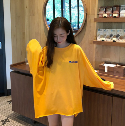 Ležerna ženska bluza sa natpisima i ovalnim izrezom