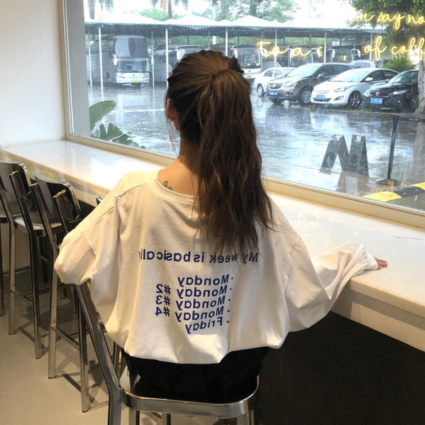 Ležerna ženska bluza sa natpisima i ovalnim izrezom