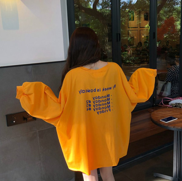 Ležerna ženska bluza sa natpisima i ovalnim izrezom