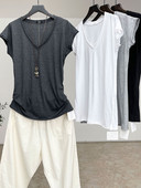 Jednobojni model ženske bluze sa špic izrezom