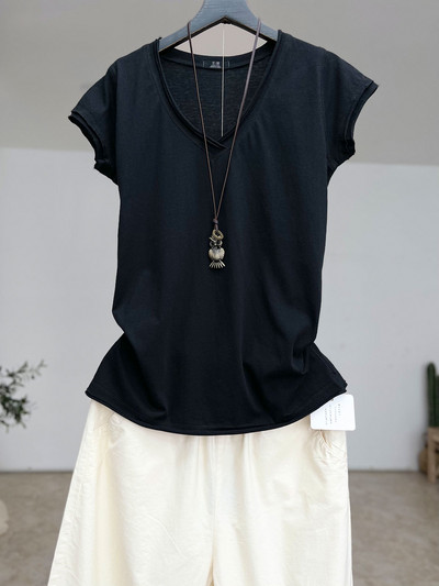 Jednobojni model ženske bluze sa špic izrezom