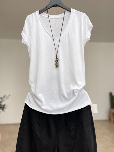 Jednobojni model ženske bluze sa špic izrezom