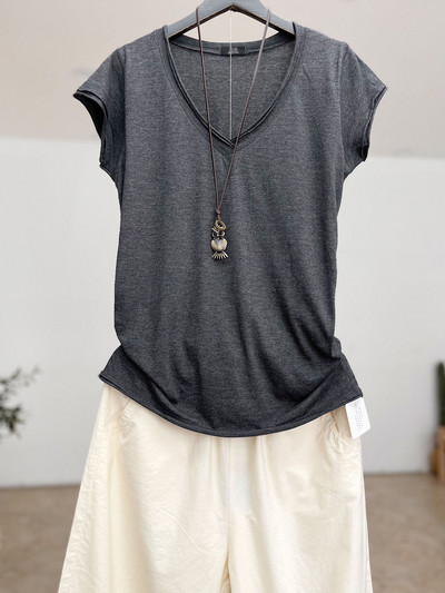 Jednobojni model ženske bluze sa špic izrezom