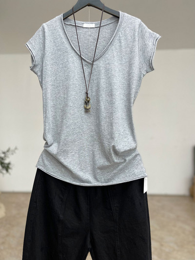 Jednobojni model ženske bluze sa špic izrezom