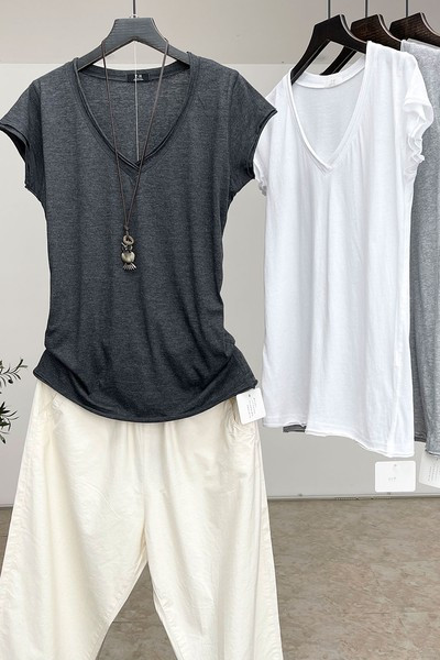 Jednobojni model ženske bluze sa špic izrezom