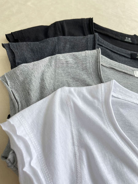 Jednobojni model ženske bluze sa špic izrezom