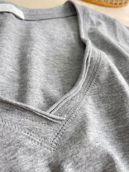 Jednobojni model ženske bluze sa špic izrezom